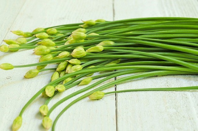 Bí Kíp Nấu ĐẬU HŨ BAO BỐ Cho Bữa Chay Thêm Healthy 3 Bông hẹ luộc sơ để buộc miếng đậu hũ